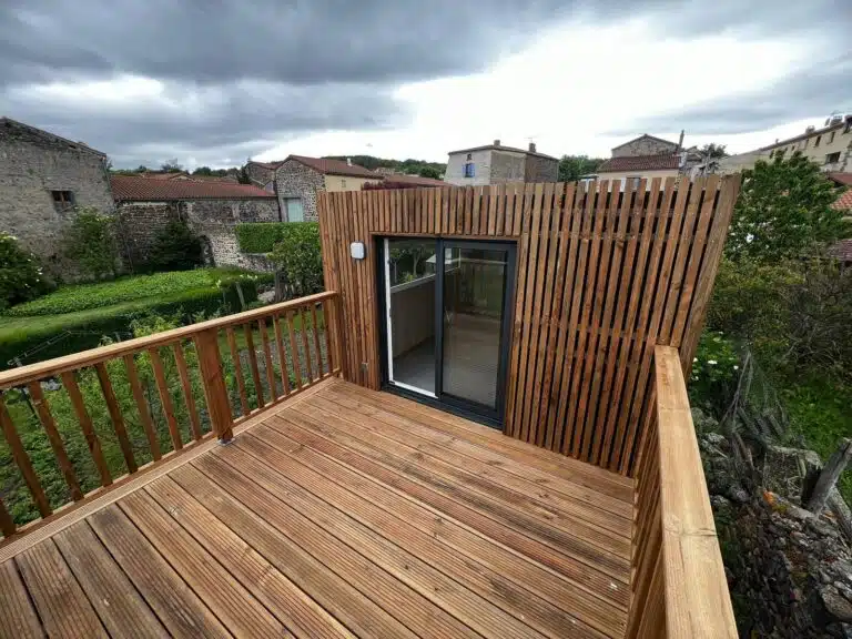 Terrasse tropézienne d'un studio en bois