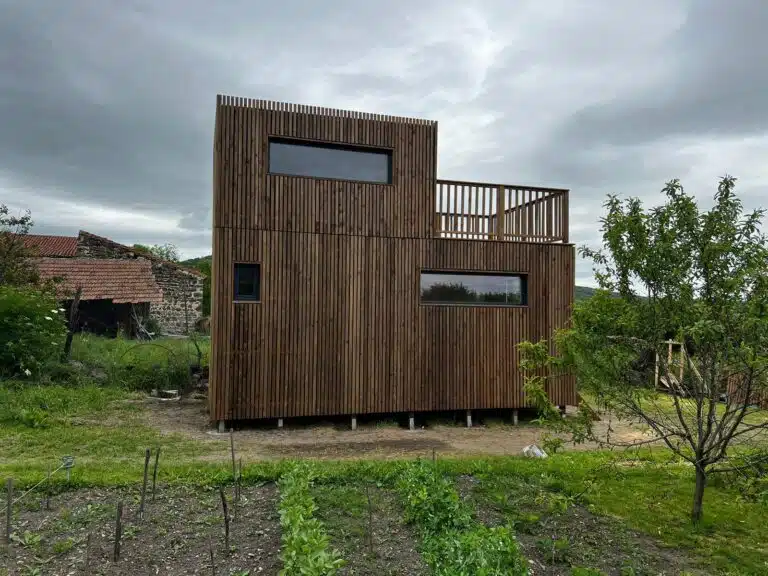 Un studio en bois dans un jardin