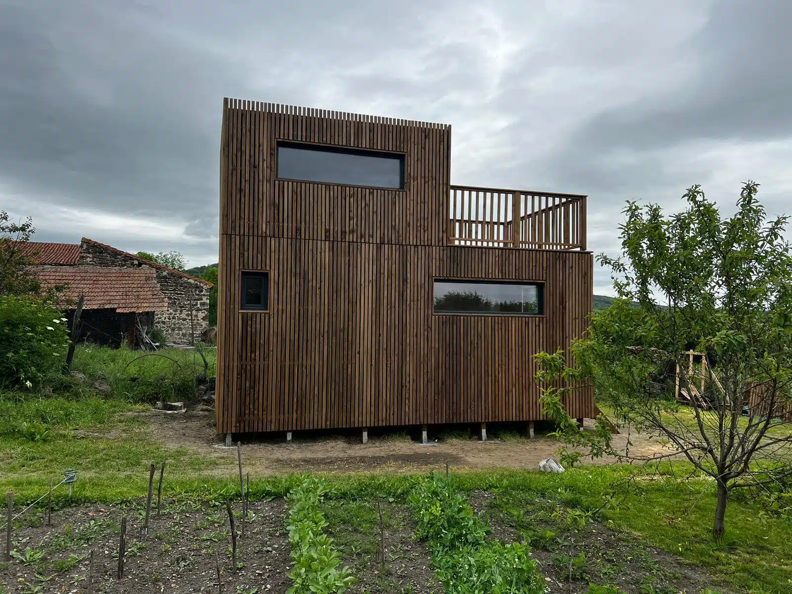 Un studio en bois dans un jardin