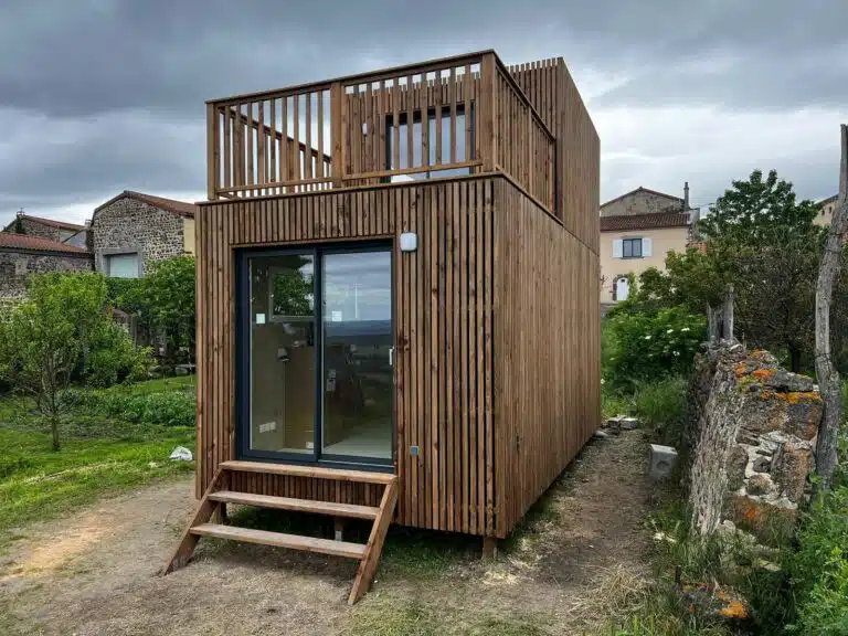 Un studio en bois avec une terrasse tropézienne