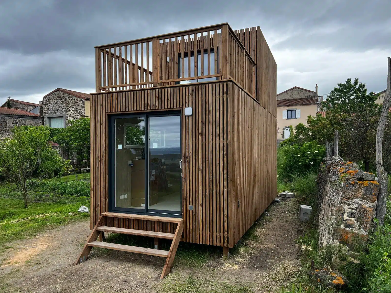Un studio en bois avec une terrasse tropézienne