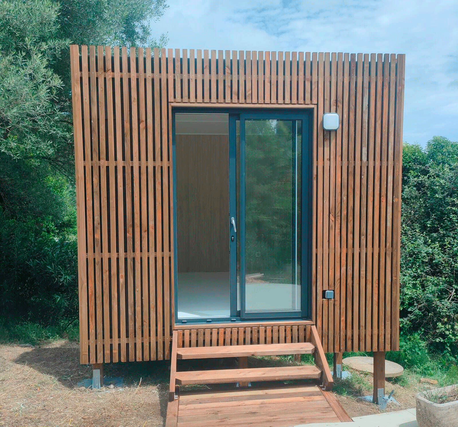 Un bureau de jardin en bois