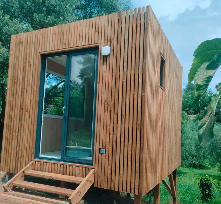 Bureau de jardin sur des pilotis