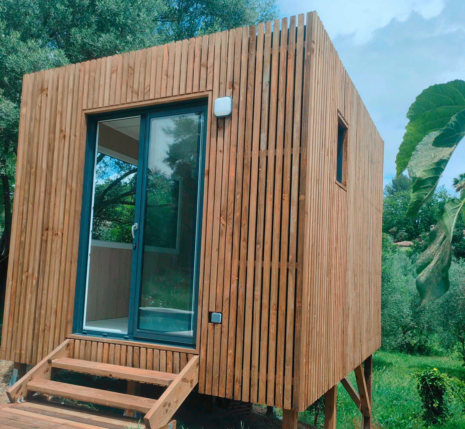 Bureau de jardin sur des pilotis