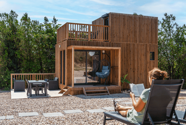 Construction en bois avec une femme lisant un livre