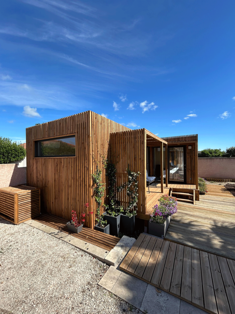 Une construction en bois dans un jardin