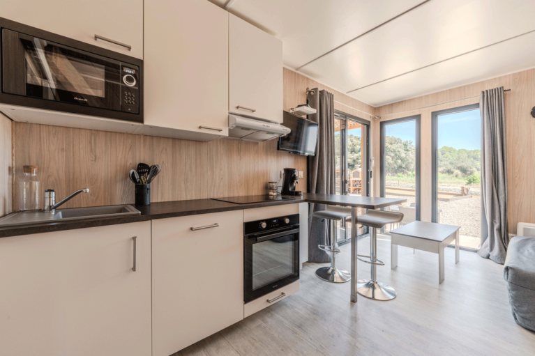 Cuisine aménagée dans une construction en bois