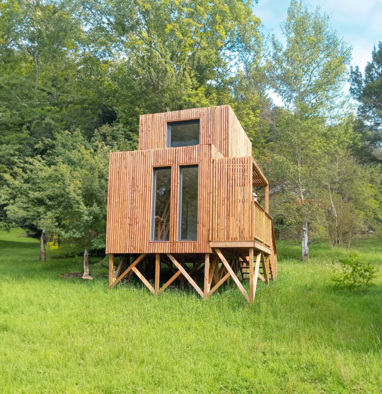 Une Tiny House sur un terrain en pente