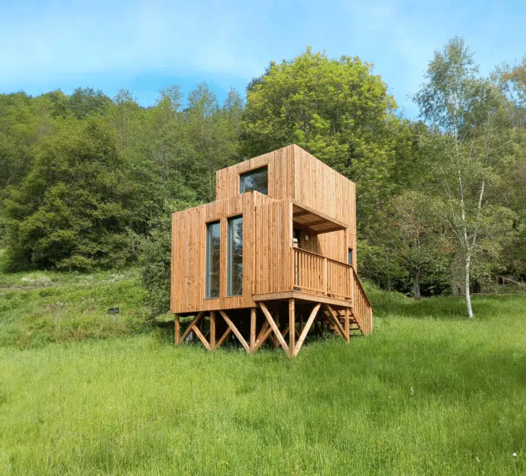 Tiny house en bois dans un grand jardin