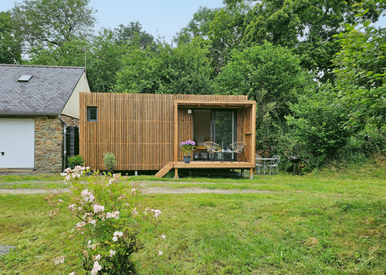 Un studio en bois dans un jardin