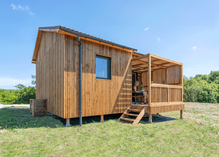 Maison en bois avec un homme
