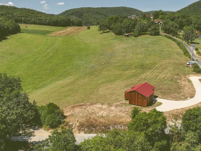 Maison en bois dans une grande plaine