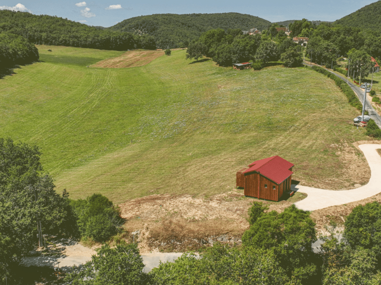 Maison en bois dans une grande plaine