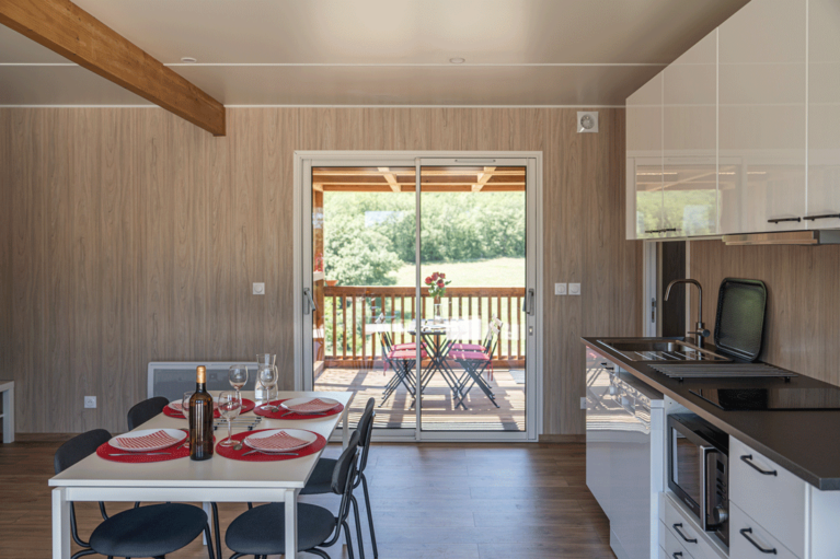 Cuisine aménagée dans une maison en bois