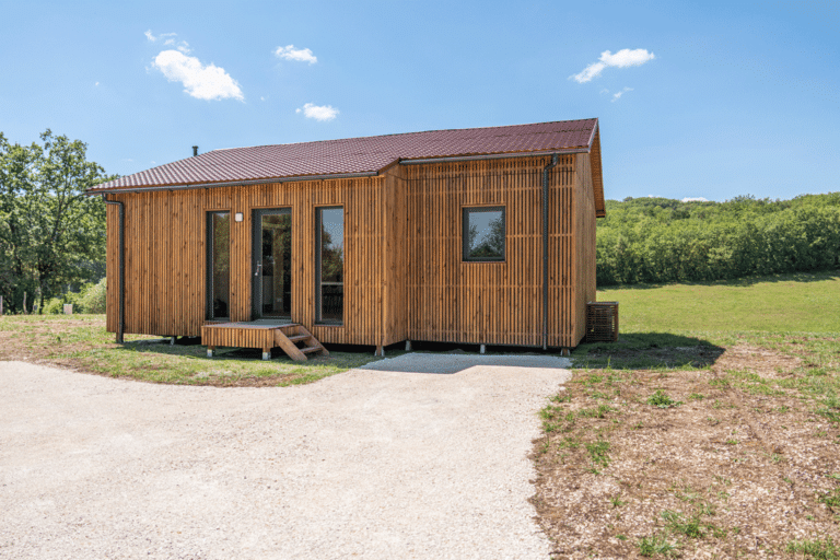 Maison en bois avec une toiture en pente