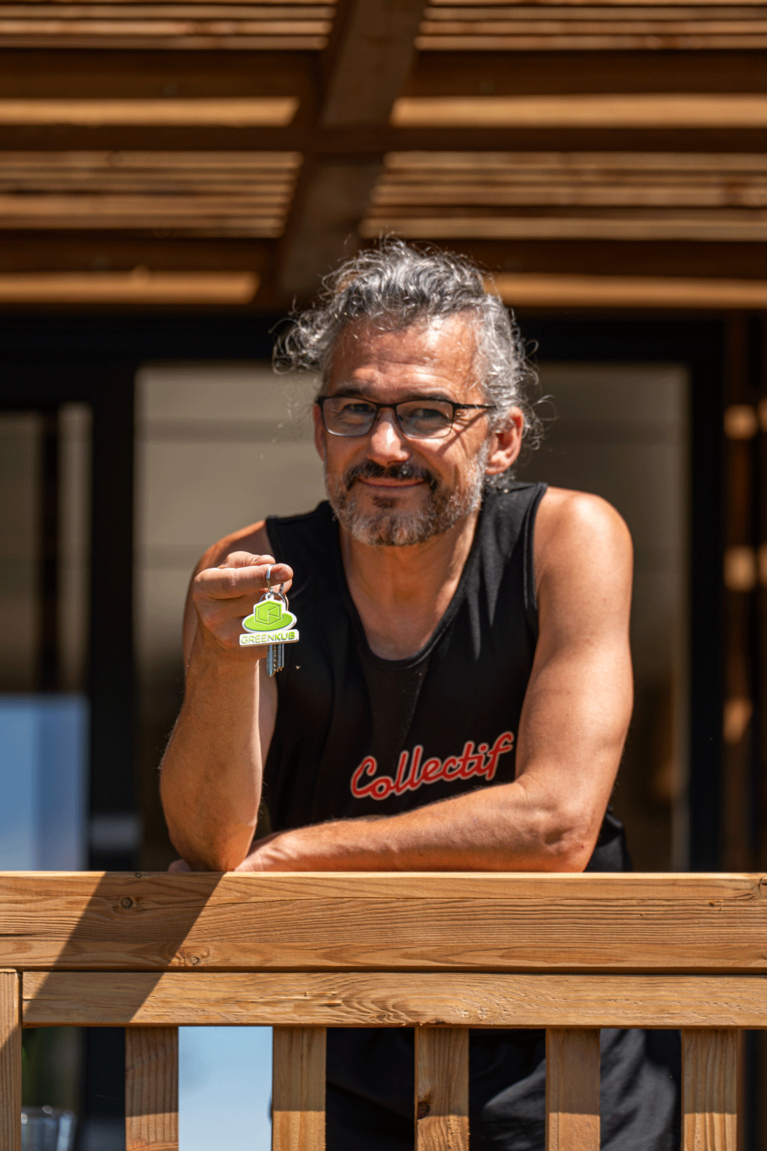 Un homme avec les clés de sa maison Greenkub