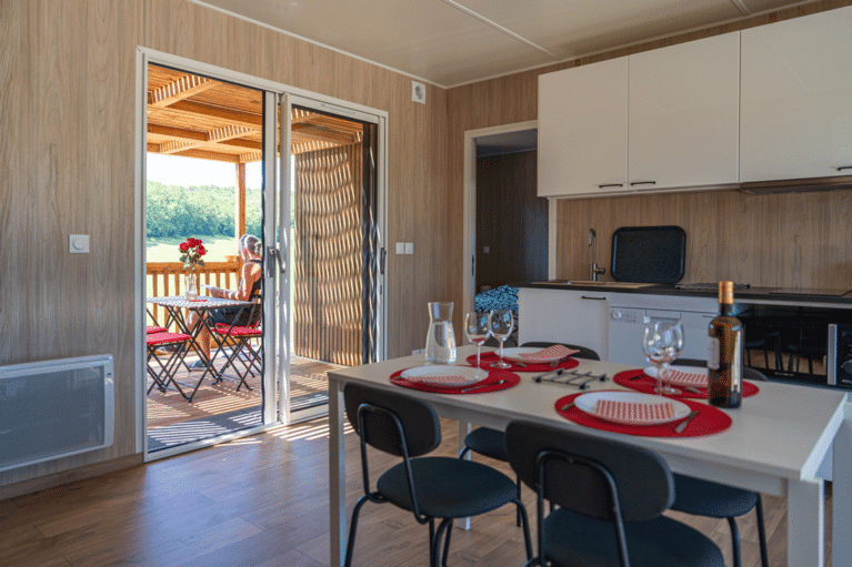 Cuisine aménagée avec un homme sur la terrasse