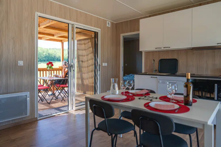 Cuisine aménagée avec un homme sur la terrasse