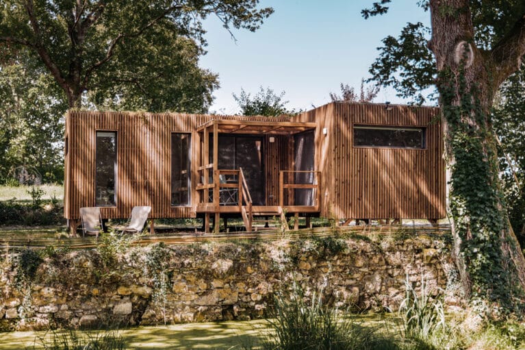Une maison en bois dans une pinède