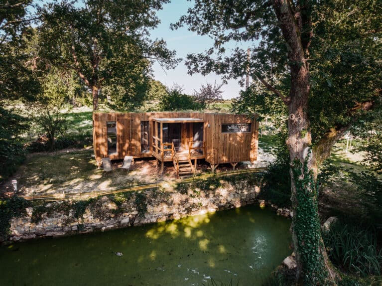 Maison en bois au bord d'un étang