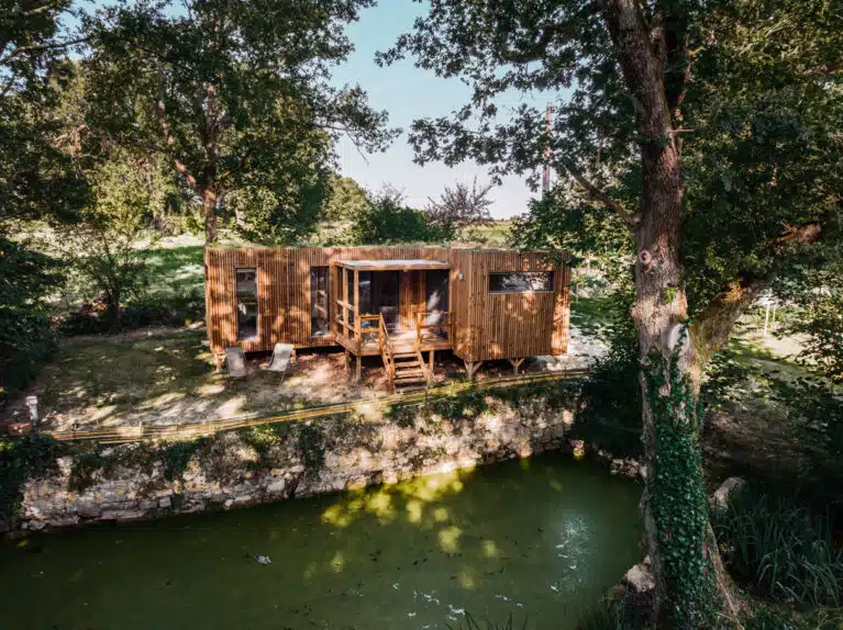 Maison en bois au bord d'un étang