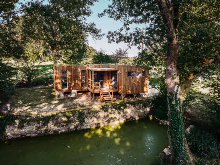 Maison en bois au bord d'un étang