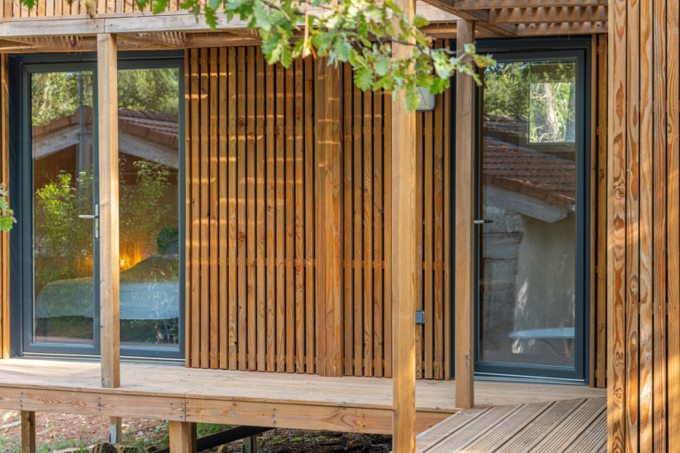L'entrée d'une maison en bois