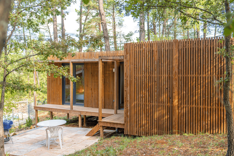 Une maison en bois dans un jardin
