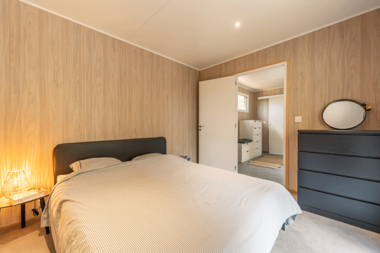Chambre aménagée dans une maison en bois