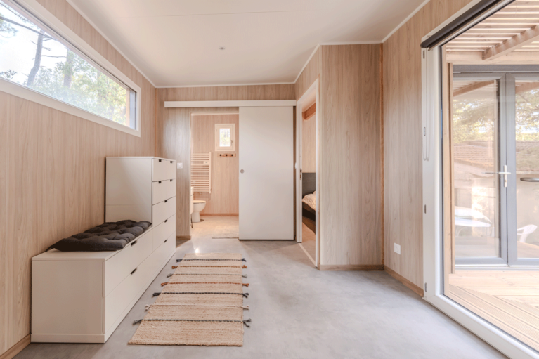 Intérieur aménagé d'une maison en bois
