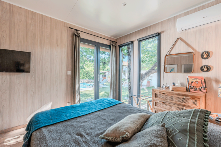 Chambre aménagée dans une construction bois
