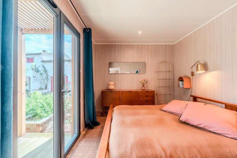 Chambre aménagée dans une construction bois
