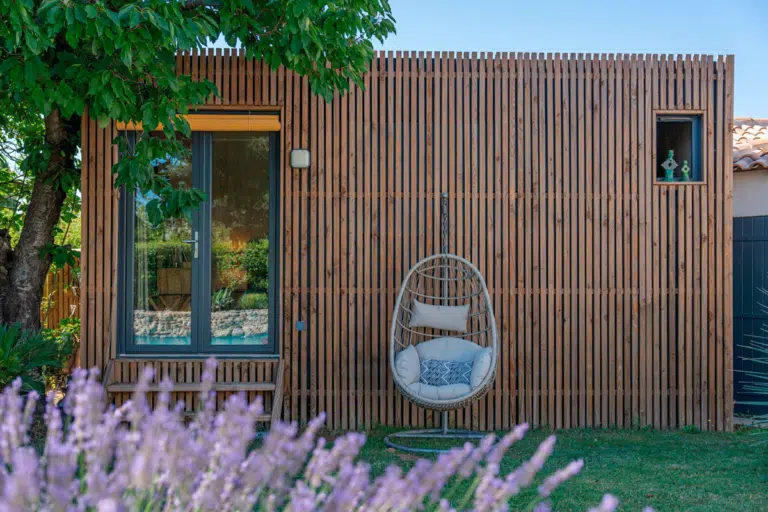 Une construction avec un bardage bois