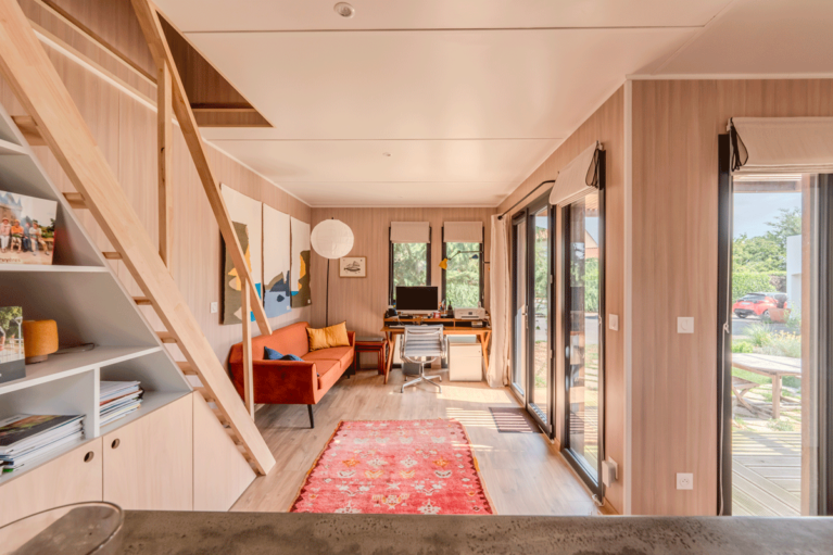 Pièce de vie aménagée avec un bureau