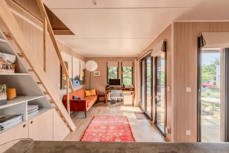 Pièce de vie aménagée avec un bureau
