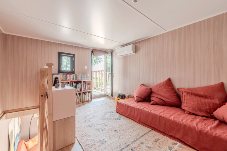 Mezzanine aménagée dans une maison en bois