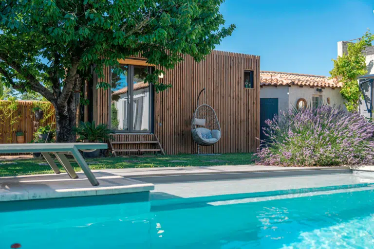Une petite construction en bois au bord d'une piscine