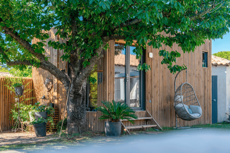 Une construction en bois dans un jardin