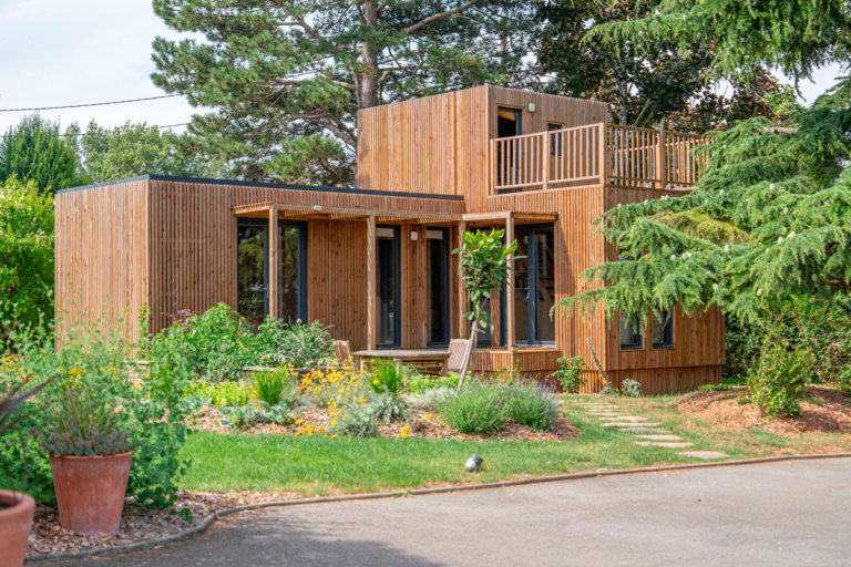 Une maison en bois avec une terrasse tropézienne