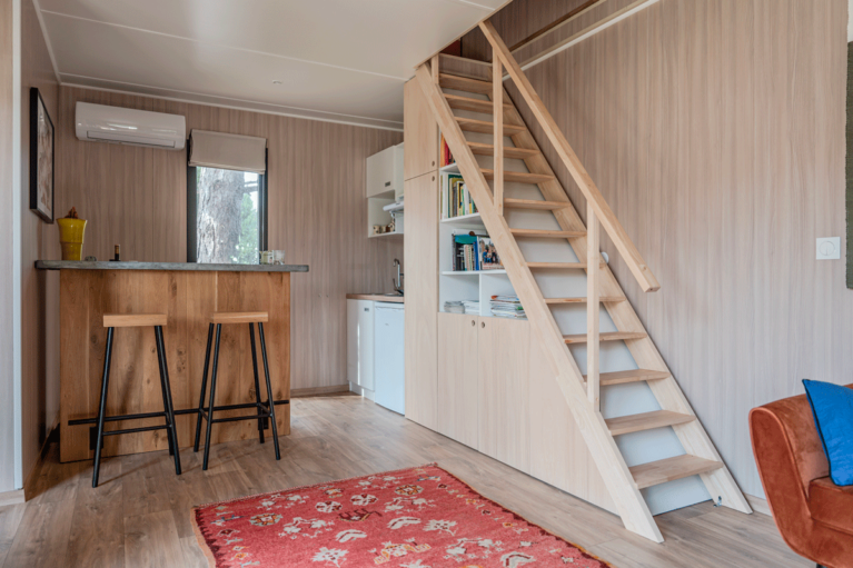 Cuisine aménagée dans une maison en bois