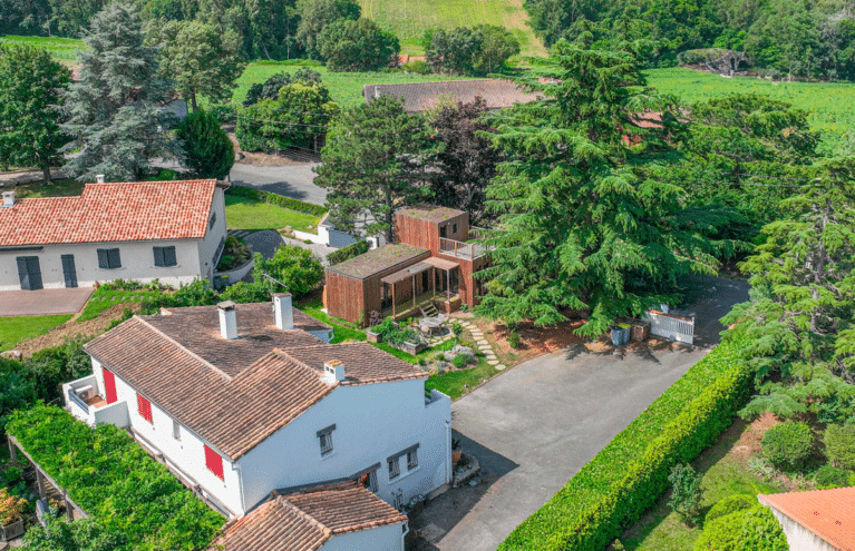 Une grande maison en bois dans un jardin