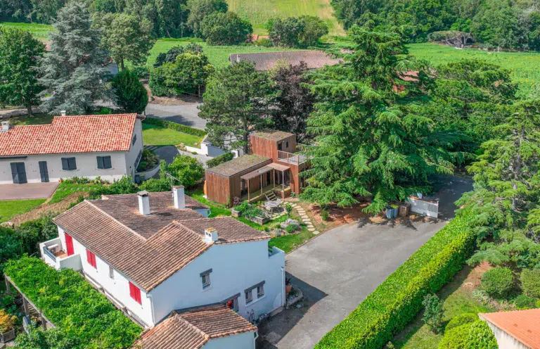 Une grande maison en bois dans un jardin