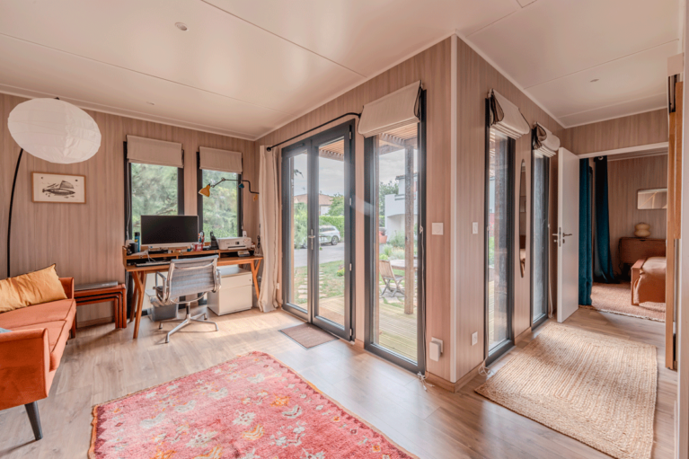 Pièce de vie aménagée dans une construction bois