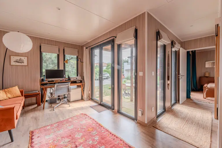 Pièce de vie aménagée dans une construction bois