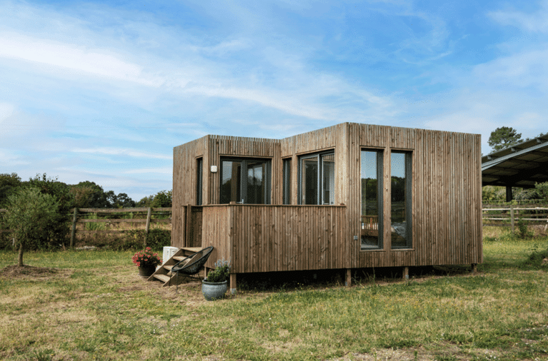Une maison en bois dans une écurie