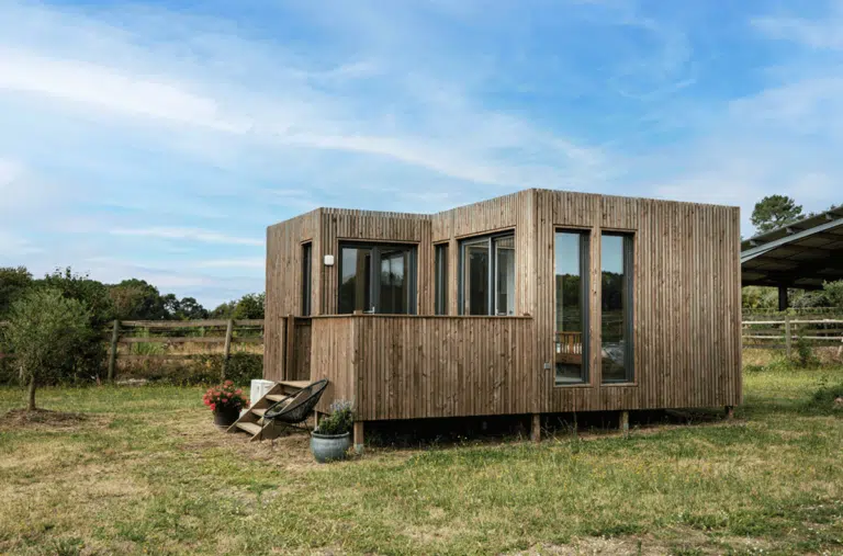 Une maison en bois dans une écurie