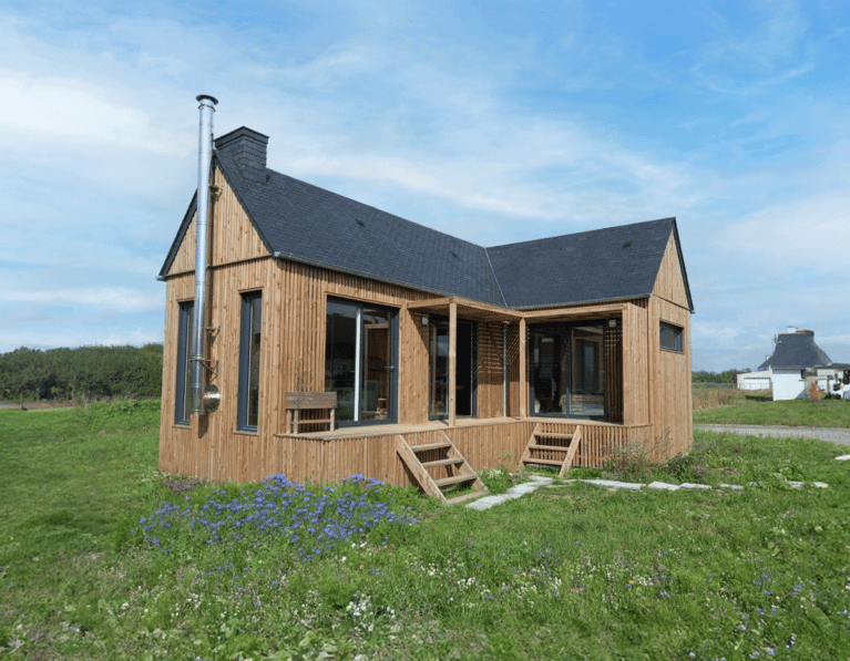 Une grande maison en bois avec une toiture double pente