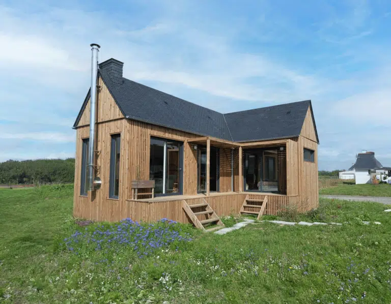 Une grande maison en bois avec une toiture double pente