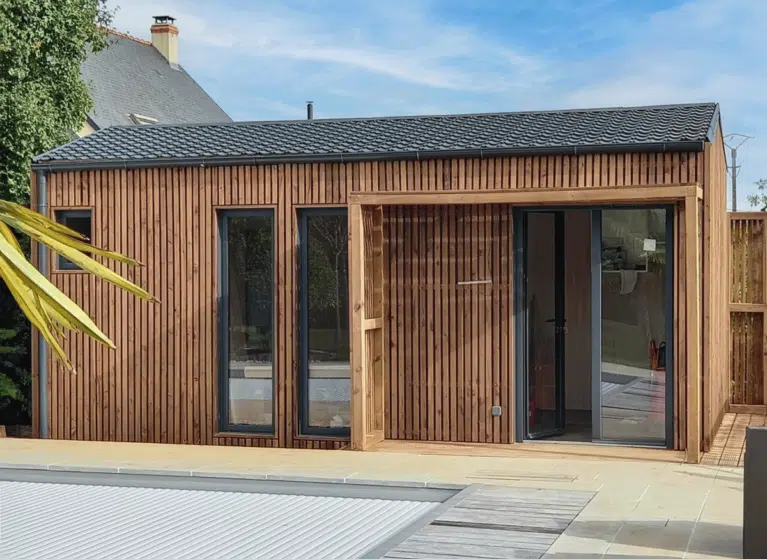Un bureau de jardin avec une toiture double pente