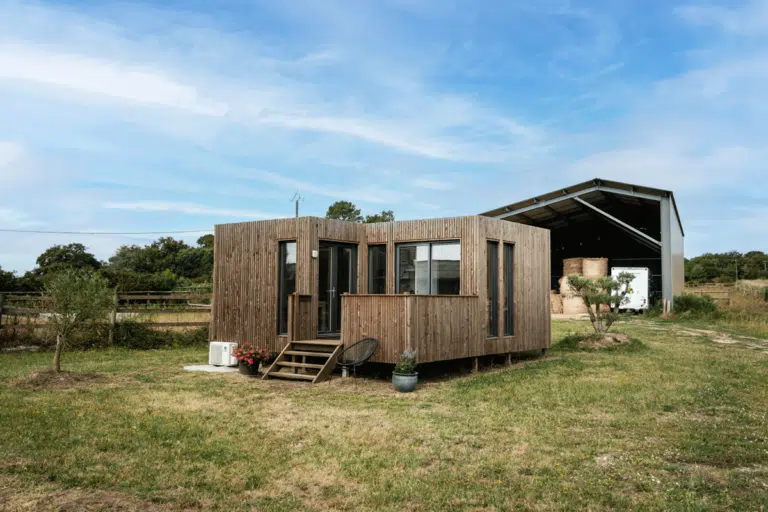 Construction en bois dans un grand ranch